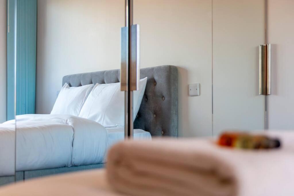 Stunning New 3 Bdr Duplex Wbalcony, East Apartament Londra